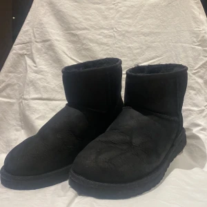 Uggs  - Inköpta uggs Mars 2022. Använda max två gånger så de är i nyskick. Säljer för de beställdes i fel storlek.