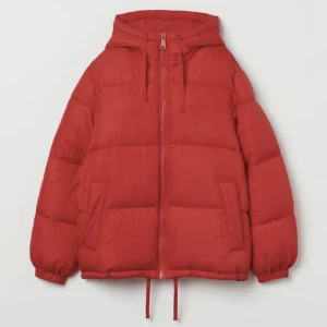 röd jacka  - intressekoll på min jätte fina röda jacka från hm. jag köpte den för ungefär nästan ett år sedan, den är lite sliten men bra skick. och den är i storleken s. kostade 399 kontakta mig för fler frågor eller egna bilder 💝💝