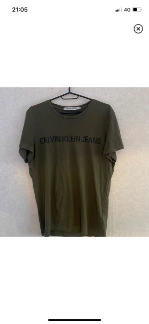 Calvin Klein T-shirt - Skriv om du har några frågor!