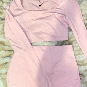 Set  - Från shein helt ny, stl:S. Slits på kjolen och toppen är cropped. Har även i svart om någon är intresserad 