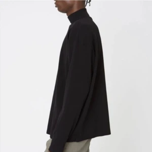 Polotröja HOPE - Säker min svarta lite ribbade polotröja från HOPE, använd 1-2 gånger så i gott som nyskick. Passformen är lite lös där nere som de syns på bild 1. Bild 1-2 är inlånade, visar passformen. Unisex storlek 44 Herr och storlek 36 dam, lite större i storleken. 