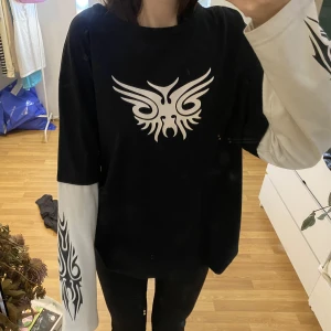 sweatshirt tribaler - jättefin svartvit unik sweatshirt som jag köpt secondhand! tyvärr inte min stil mer! skriv om ni undrar något 💕