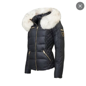 Rockandblue jacka - Jag säljer nu min fina rock n blue jacka då jag köpt en ny och den inte kommer till användning, har köpt den på Plick men den är fortfarande i bra skick. Nypris: 3600 