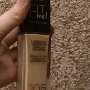 Foundation  - Maybelline foundation i färg 105 ljus har använt den en gng bara