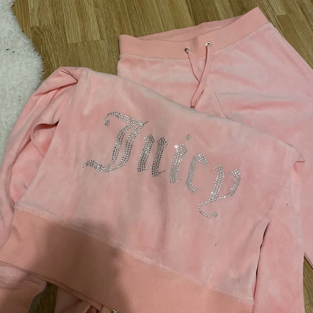 Juicy sett som e rosa med glitter där bak på tröjan & byxorna 💕 som ny storlek XS Skriv för fler bilder. Jeans & Byxor.