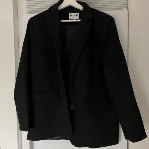 Oversize kavaj / blazer i twill - Svart Kavaj/blazer i twill. Oversized. Slits på baksidan(se bild). Storlek 36. Nypris: 799kr