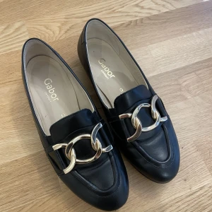 Loafers - Loafers  Nyskick Endast använda två gånger  Svarta med guldspänne  Mjuk och komfortabel sula 