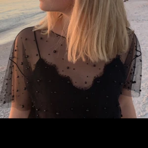 Topp - Svart meshtopp med pärlor 🖤