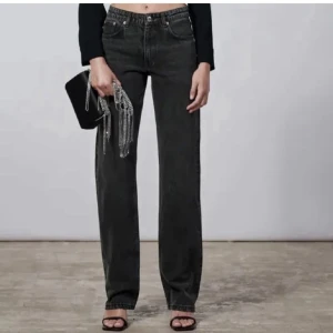 Zara mid rise - Säljer dessa mid rise jeansen från Zara i storlek 34 som tyvärr inte kommer till användning:(❤️ Väldigt bra skick, säljer dem för 200kr + köparen står för frakten!