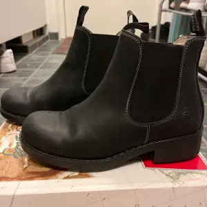 Helt oanvända låga boots i bra kvalite från Johnny bulls💓 Passar bra till vintern! Stl 40. Pris kan diskuteras kom med förslag!