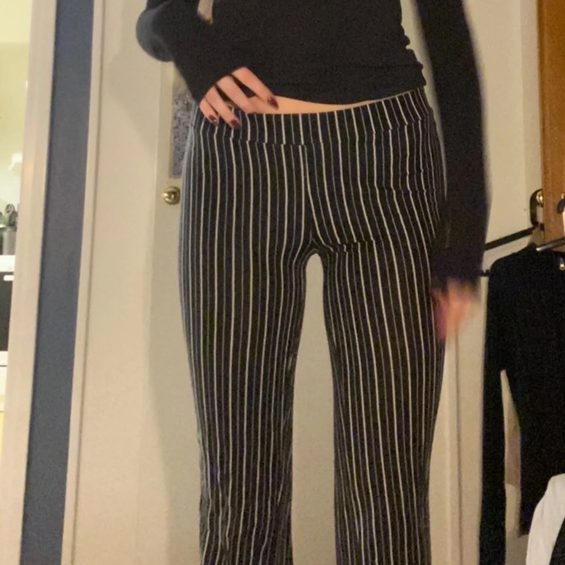 Svart- vitrandiga lågmidjade utsvängda byxor - 91