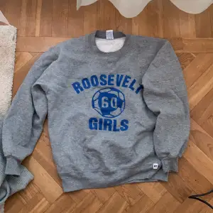 Grå och blå, passar lite mer som en M om man vill ha den oversized. Fin kvalitet. 