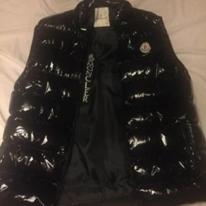 Moncler väst L - Hej, säljer min Moncler väst då den inte är i min smak, har aldrig använt den så den e helt ny, 