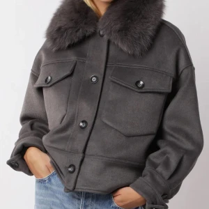 Meotine jacka - Säljer min meotine jacka då den inte kommer till användning längre, köpt i oktober använd, jackan är som ny 💕