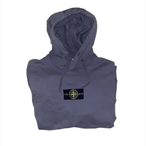Stone island hoodie  - Jättefin stone island hoodie i storlek M. Kvitto finns och medföljs. Jag skulle säga att skicket är nästan som nytt, säg 9/10. Skriv för fler bilder/frågor!