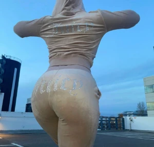 Juicy set - Säljer mitt juicy set, köpt på Raglady. Dock har inte koftan juicy printet på baksidan. Detta är en lånad bild av en vän. Men det ser exakt likadant ut annars🫶🏽 perfekt till vintern