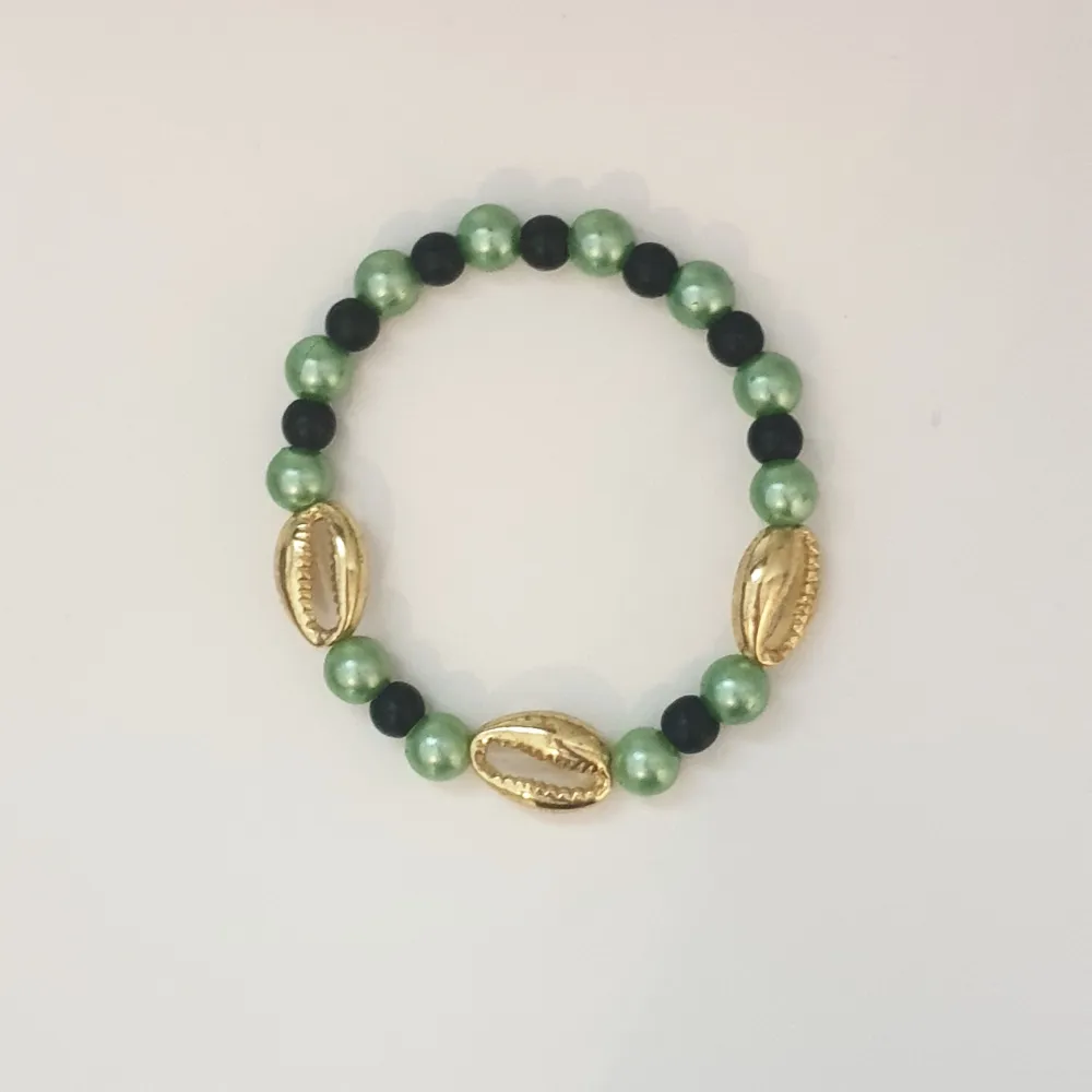 Ett grönt/guldigt armband, passar som julklapp och kan kombineras med en klocka.. Accessoarer.