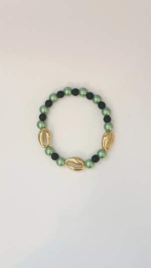 Ett grönt/guldigt armband, passar som julklapp och kan kombineras med en klocka.