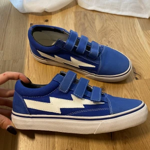 Revenge x Storm sneakers - Revenge x Storm sneakers som endast är använda vid två tillfällen. Beställda från Kanada och finns inte längre att köpa! Storlek 38. 1500 kr inklusive spårbar frakt!