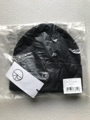 Polar mössa  - Svart mössa från Polar. Helt ny, fortfarande inplastad. 10/10  Nypris: 499kr