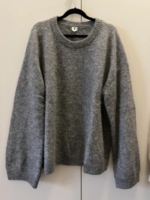 Stickad tröja Arket - Nästintill oanvänd stickad tröja from Arket i storlek small. Ull/alpacka. 