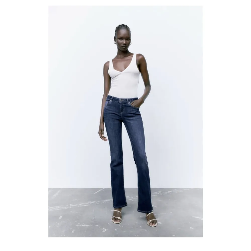 JEANS ZW THE LOW RISE BOOTCUT storlek 36🫶🏼 använde fåtal gånger men säljer då de är lite stora🤍 frakt 60kr🙌🏼. Jeans & Byxor.
