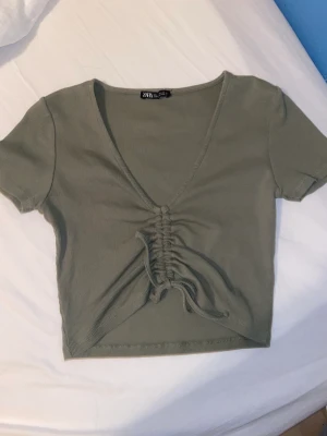 Zara topp - En Zara topp som är använd 1 gång. Den är jätte fin sommar tröja i storlek L men är lite tajt så den passar nog en M och S med. Man får stå för frakten själv och pris för frakten kan vi diskutera🥰