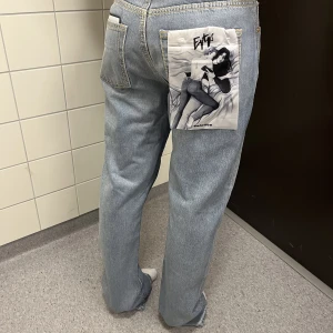 Eytys Jeans - Säljer mina Eytys jeans som är lite förstora. Köpta för ca 2000kr och aldrig använda. Lappen finns därmed kvar och de är i nyskick. Super snygga verkligen men som sagt lite förstora på mig som vanligtvis bär storlek 36