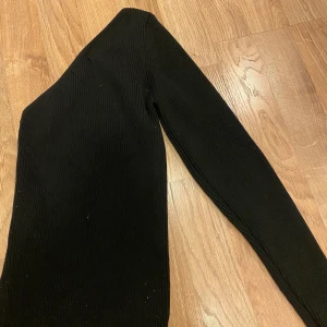 Tröja  - Jätte fin tröja med en arm endast. 