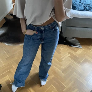 Jeans  - Fina jeans från zara, i storlek 36 men sitter mer som en 34💗