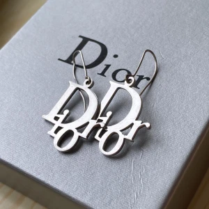 Dior örhängen  - Örhängen från Dior. Äkta. Fint skick, vaga skrap på metallen men inget tydligt. 2cm vida, kommer i orginallådan. Kan mötas upp i stockholm annars står köparen för spårbarfrakt 50kr, kan skicka billigare men ansvarar då EJ för postens slarv! Skriv vid frågor 💌