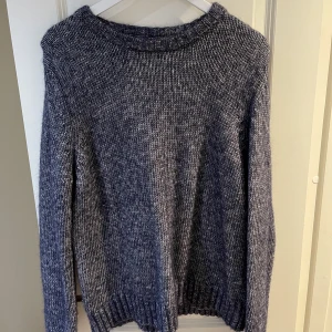 Kofta från peak  - Fin och varm kofta från peak, skitsnygg med ex en skjorta under! 