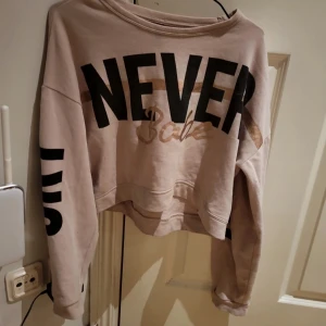 Rosa magtröja - En rosa magtröja i storlek S, från new yorker. Den säger "never babe" och "cry" på armarna.   Väl använd och har några lösa trådar.