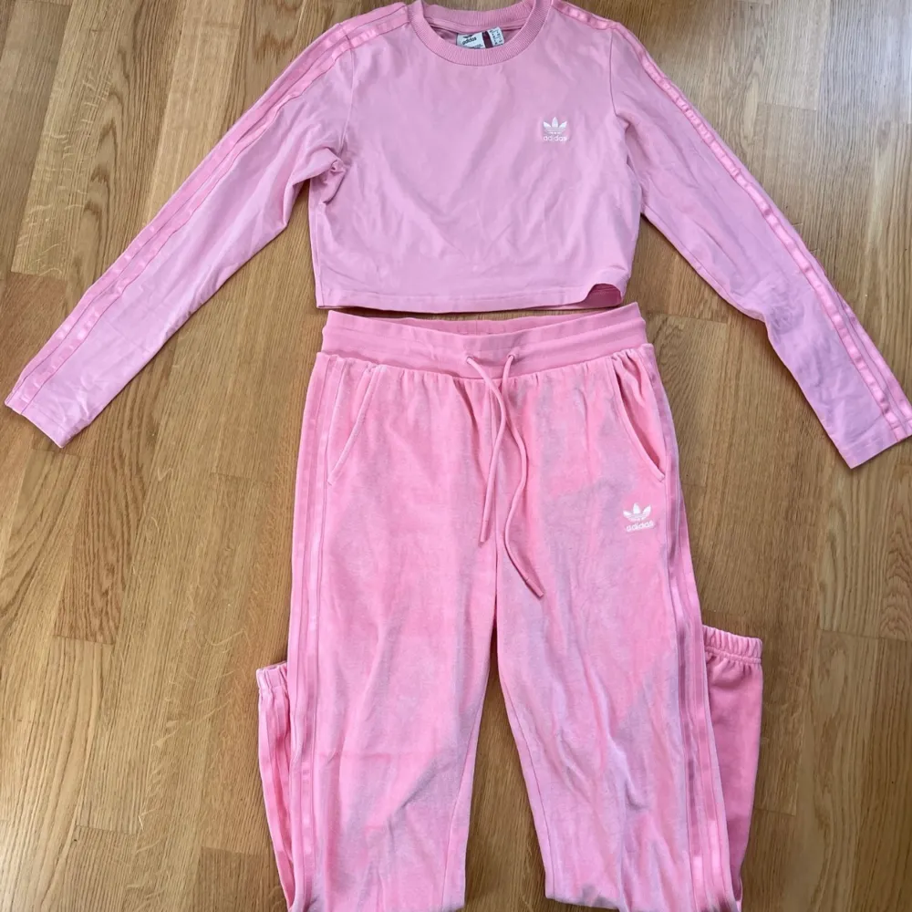 Helt nytt set från adidas i storlek S/36. Byxorna är i velour och toppen i croptop modell (bomull). Hämtas eller skickas mot frakt. :). Hoodies.