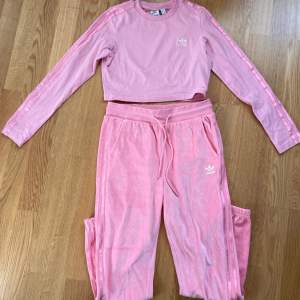 Helt nytt set från adidas i storlek S/36. Byxorna är i velour och toppen i croptop modell (bomull). Hämtas eller skickas mot frakt. :)