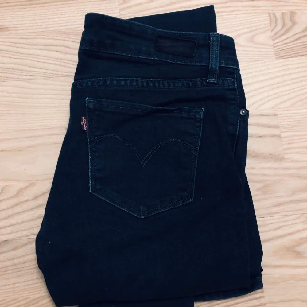 Dessa fina jeans har jag fått av min syrra som köpte för ca 8 lax under 2000-talet. Nu måste jag sälja dem för de passar inte💔☹️  De är i jättebra skick och jag har inte använt dem alls. Färgen är svart-blå och midjan är låg på mig.😊. Jeans & Byxor.