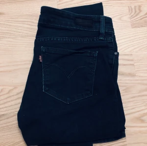 Levis mid-rise jeans - Dessa fina jeans har jag fått av min syrra som köpte för ca 8 lax under 2000-talet. Nu måste jag sälja dem för de passar inte💔☹️  De är i jättebra skick och jag har inte använt dem alls. Färgen är svart-blå och midjan är låg på mig.😊