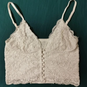 Linne, croppat, i vitt med pärlknappar - Ett väldigt gulligt linne som jag har växt ur 😿 Om du vill ha fler bilder eller undrar något så är det bara att fråga! 🌸