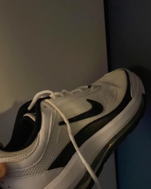 Nike Air Max AP - Nike Air Max AP Lite små fläckar men annars som ny. Köpt för 1300.