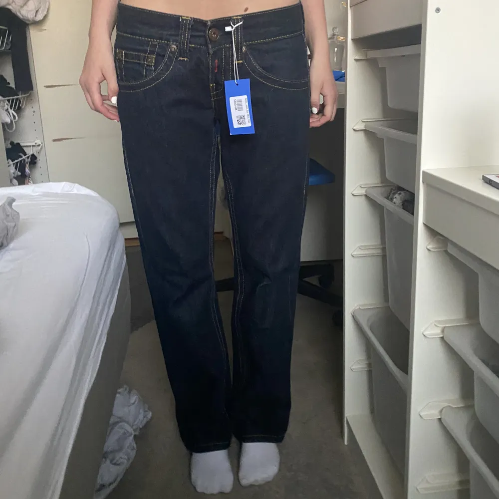 Säljer dessa lågmidjade replay jeans i mörk tvätt som jag aldrig använt då de är för små! Så de är i jätte fint skick!. Jeans & Byxor.