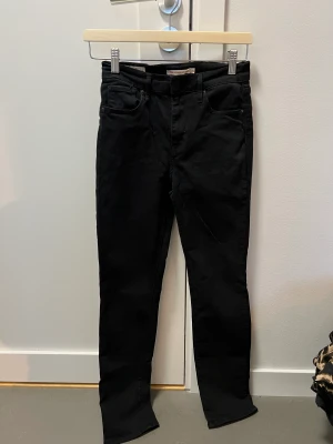 Levis Jeans  - Svarta Levis jeans i fint skick!💕 Modellen heter 724 High Rise Straight. Hör gärna av er vid frågor! 