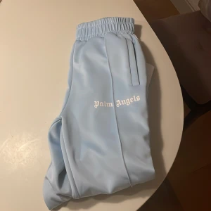 Palm angels byxor  - Nu säljer jag mina Palm angels byxor som är köpta på Plick för några månader sedan och är i bra skick!