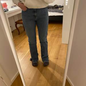 Blå högmidjade jeans med en lite slits  Lång modell, passar de runt 175cm och upp  Stolek 38 Jag är 170 cm som referens  