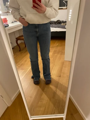 Pull&bear jeans  - Blå högmidjade jeans med en lite slits  Lång modell, passar de runt 175cm och upp  Stolek 38 Jag är 170 cm som referens  