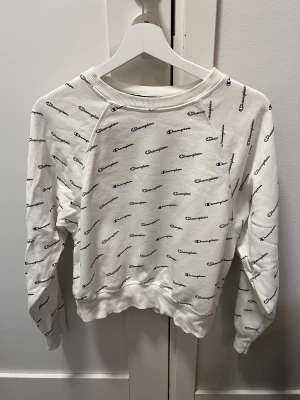 Sweater från Champion  - Vit Champion sweater i fint skick och av bra  kvalitet💕Hör gärna av er vid eventuella frågor! 