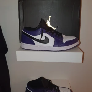 Nike air jordan 1 low court purple - Nästan nya jordans (använda ett fåtal gånger) väldigt bra skick o kan tvättas innan. Är storlek 44 men passar 43 också