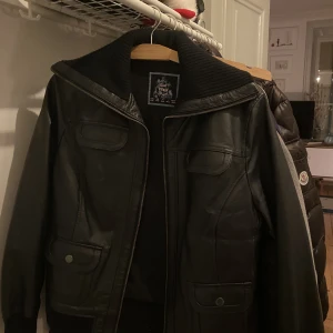 skinnjacka  - as snygg men lite för liten så använder inte