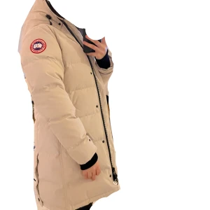 Canada Goose Shelburne parka  - Säljer min fina Shelburne i toppskick, med dustbag + päls som ALDRIG, lämnat förpackningen. Jackan är från kingofgoose, använts ca 5-6 gånger. Inköpt för 250$+50$ frakt. Släpper den för 2000kr. Färgen: Creme. Storlek M: passar S