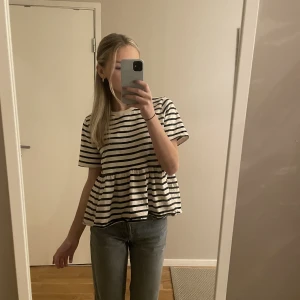 Zara tröja - Säljer denna randiga tröja med volang ifrån Zara som inte längre finns att köpa. Tröjan är i strl M. Köparen står för frakten🤍