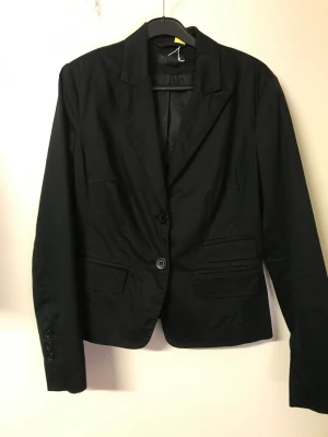 Svart kavaj  - Snygg stilren svart kavaj från H&M storlek 38
